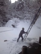 屋根に上がってアンテナの雪掻き