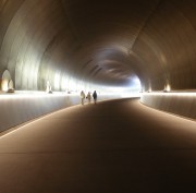 トンネルを抜けると美術館