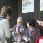 おにぎりに海苔を巻く